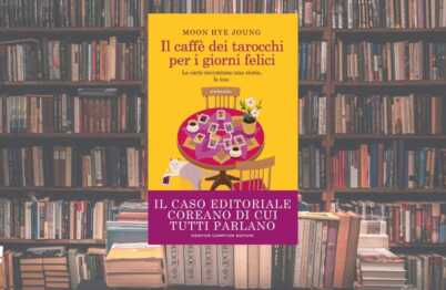 Il caffè dei tarocchi per i giorni felici, l'abbraccio letterario di cui avevamo bisogno