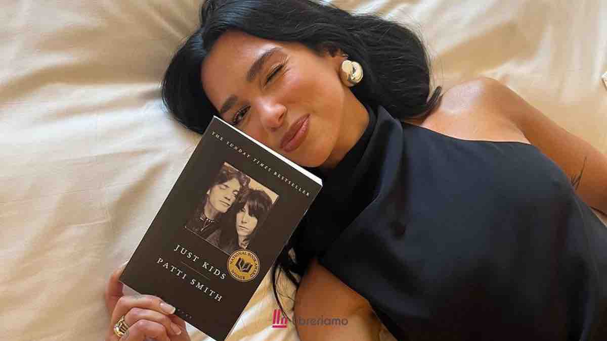 Dua Lipa e il potere dei libri: perché la popstar è diventata un’icona della Gen Z che legge 1 Dua Lipa e il potere dei libri- perché la popstar è diventata un’icona della Gen Z che legge
