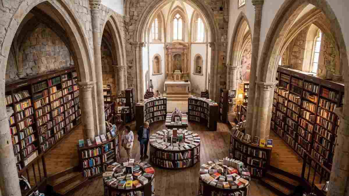 Il borgo medievale nel cuore del Portogallo dove i libri abitano dentro le antiche chiese sconsacrate