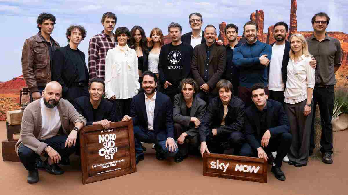 Nostalgia Anni '90: perché "Nord Sud Ovest Est" è la serie di cui avevamo bisogno 1 Nostalgia Anni '90 Perché Nord Sud Ovest Est è la serie di cui avevamo bisogno