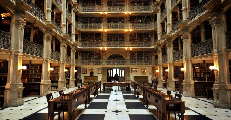 George Peabody Library, la biblioteca più antica di Baltimora (Usa)