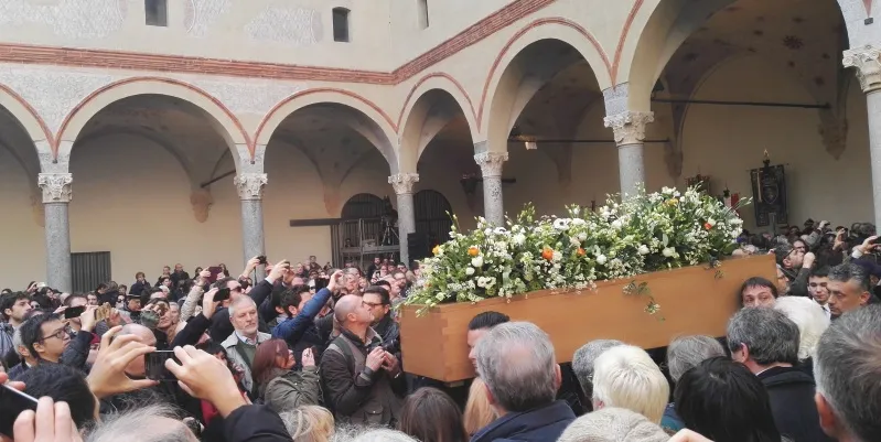 L'ultimo saluto a Umberto Eco, grande folla di gente ai funerali
