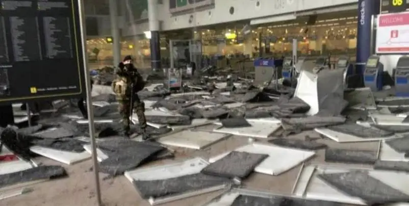 Terrore a Bruxelles, esplosioni all'aeroporto. Polizia, "Morti e feriti"