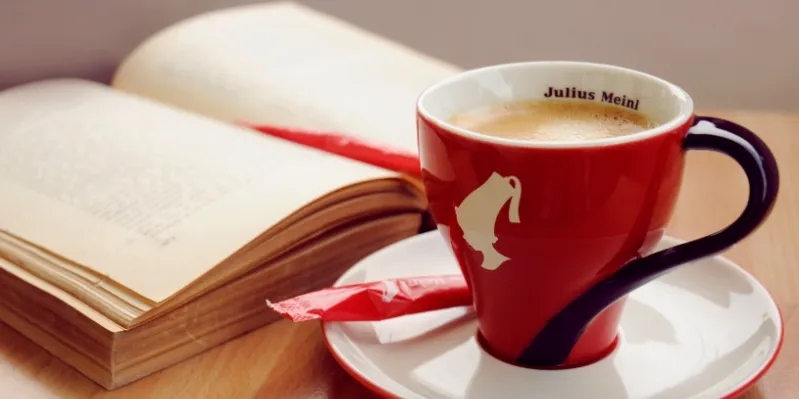 Pay with a Poem, a Milano il bar Julius Meinl offre un caffè in cambio di una poesia