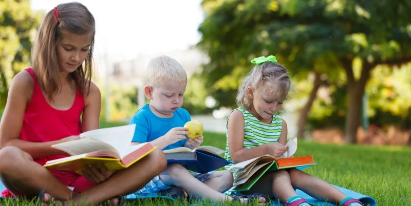 Come motivare i ragazzi a leggere durante l’estate