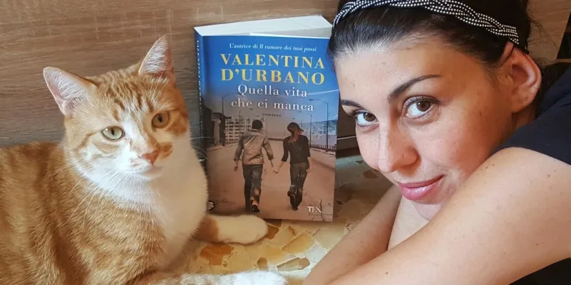L'autrice Valentina D'Urbano e il rapporto unico che lega i gatti con gli scrittori