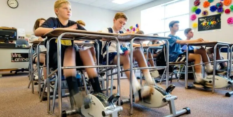 Scuola, si alzano i voti dei bambini americani che pedalano in classe