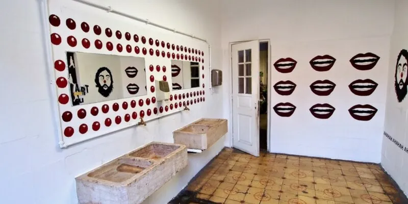 Lisbona, i bagni pubblici diventano opere d'arte