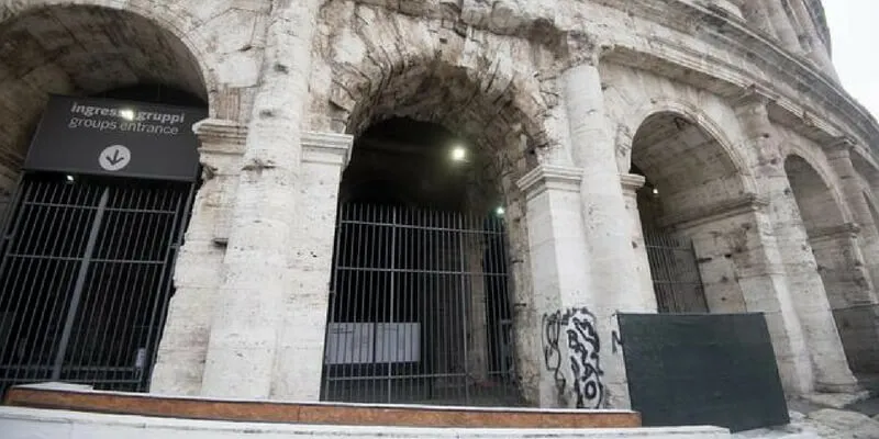Sfregiato il Colosseo, imbrattato un pilastro dell'Anfiteatro Flavio