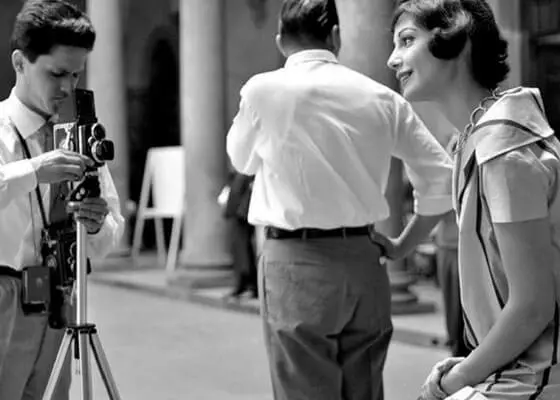 23 luglio 1958. Fashion shoot in the courtyard of Palazzo Strozzi. Foto Locchi /©Archivio Foto Locchi