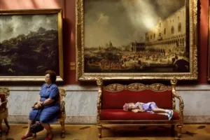 Leningrado 1987 Nei saloni dell Ermitage, una bambina riposa tranquilla sotto il quadro di Canaletto "L'arrivo dell'ambasciatore francese a Venezia".