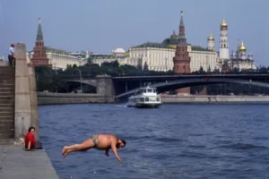 Mosca 1987 tuffo nelle acque della Moscova di fronte al Cremlino.