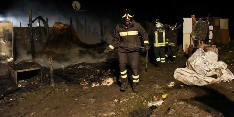 A fuoco una baraccopoli vicino a Foggia, morti due migranti nella nostra Calais