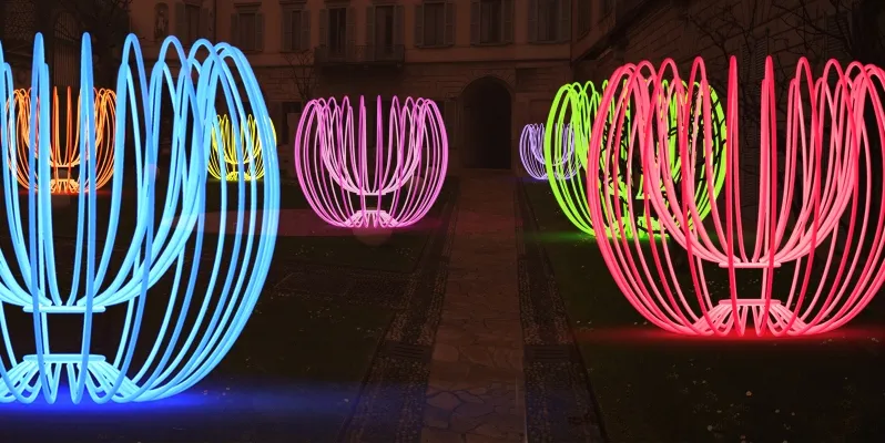 L’installazione artistica “Poesie di Neon” illumina le notti del Fuorisalone