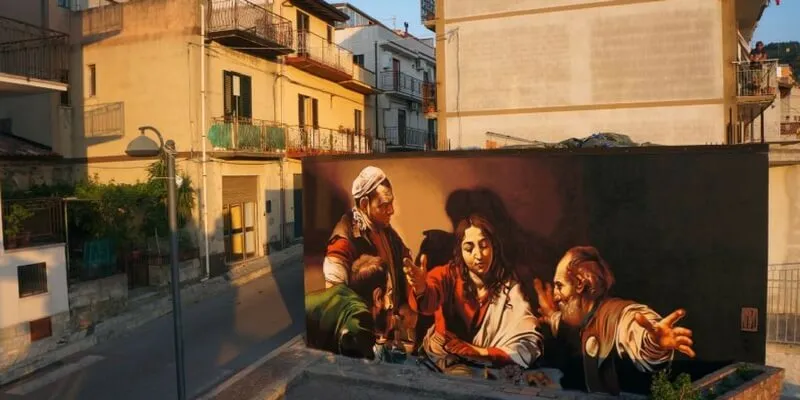 Andrea Mattoni, l'artista che ha portato Caravaggio sui muri delle città