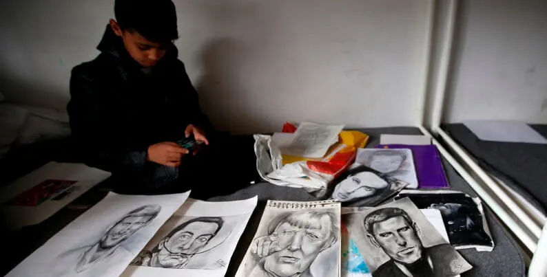 La storia di Farhad, il piccolo Picasso in fuga dall'Afghanistan