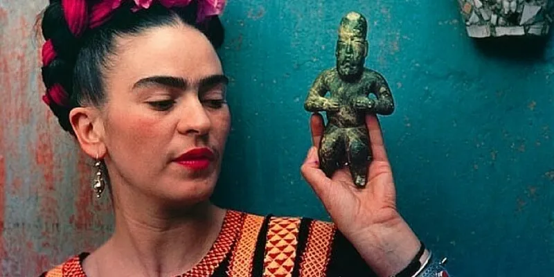 In mostra a Londra gli inimitabili abiti di Frida Kahlo