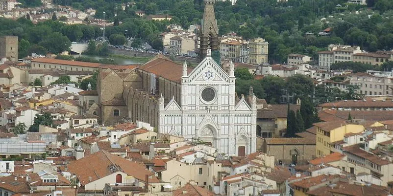 Firenze, crolla una pietra della basilica di Santa Croce. Un morto