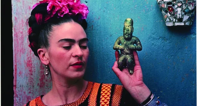 “Frida Kahlo. Oltre il mito delinea una nuova chiave di lettura attorno alla figura dell’artista grazie registrazione di inediti e sorprendenti materiali d’archivio