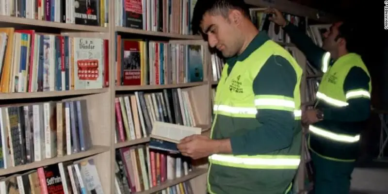 La biblioteca ad Ankara creata con i libri raccolti dai netturbini