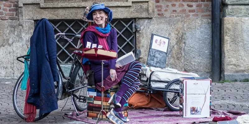 Chiara, la lettrice che racconta le storie per strada
