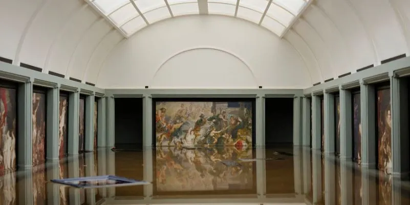 Artista Tezi Gabunia allaga il Louvre