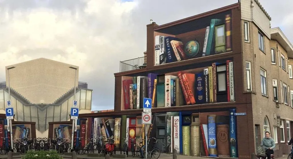 Street art, in Olanda il muro di un palazzo diventa una libreria