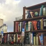 Street art, in Olanda il muro di un palazzo diventa una libreria