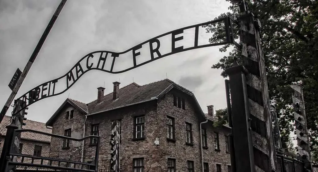 La lettera del Museo di Auschwitz al Salone di Torino, O noi o Casapound