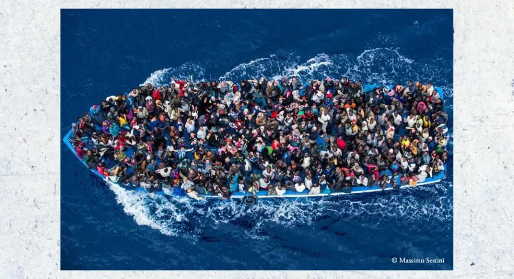 Il viaggio dei migranti, lo scatto di Massimo Sestini è un'icona della fotografia