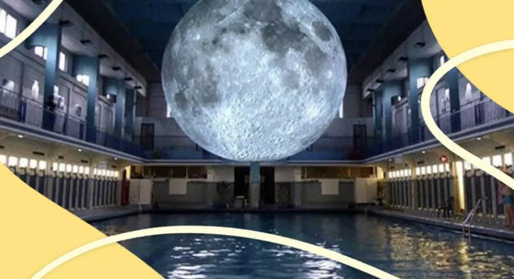 Museum of the Moon, nuotare sotto la luna in una piscina