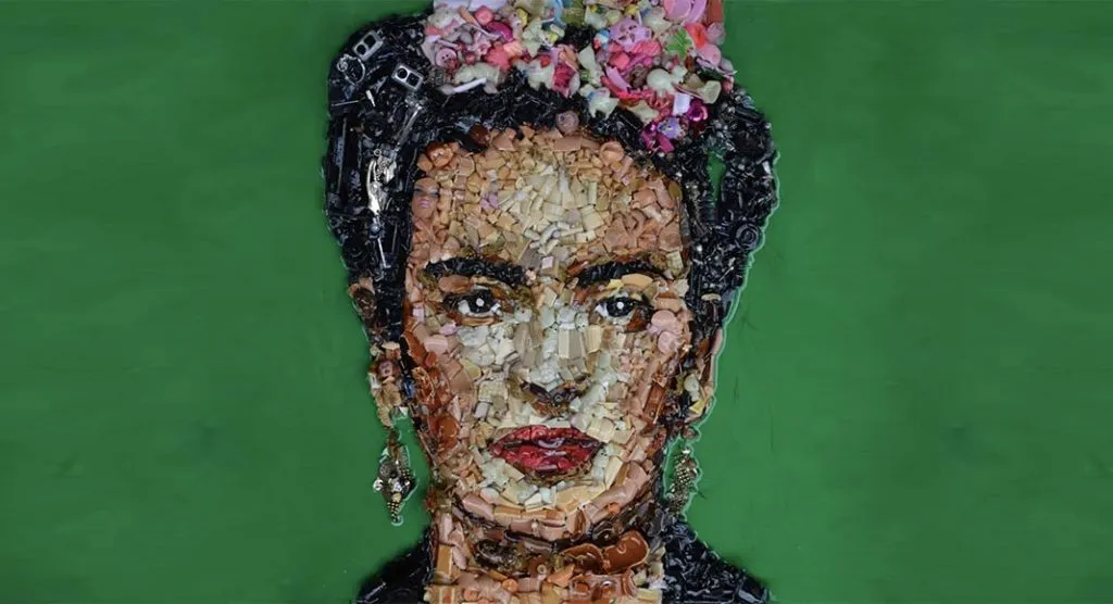 Lady Be, l'artista Pop art che realizza quadri con oggetti riciclati