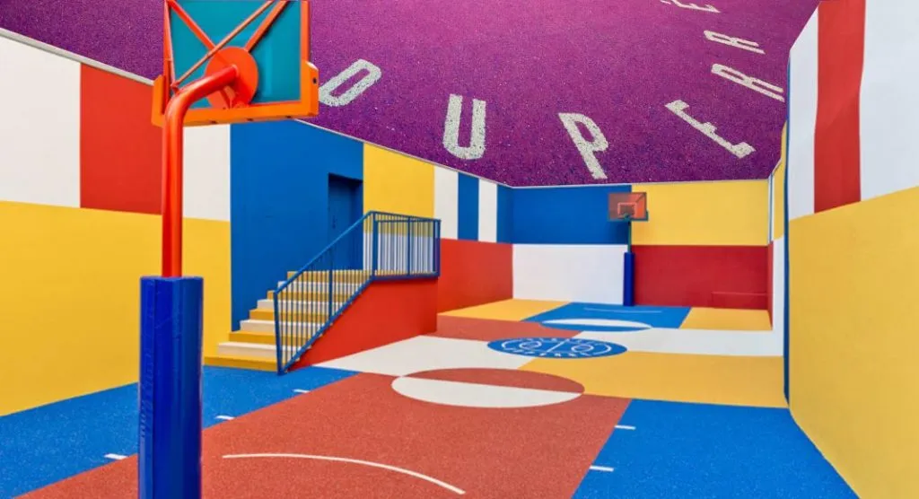 Il campo da basket Playground Duperré di Parigi si rifà il look e si ispira all'arte del '900
