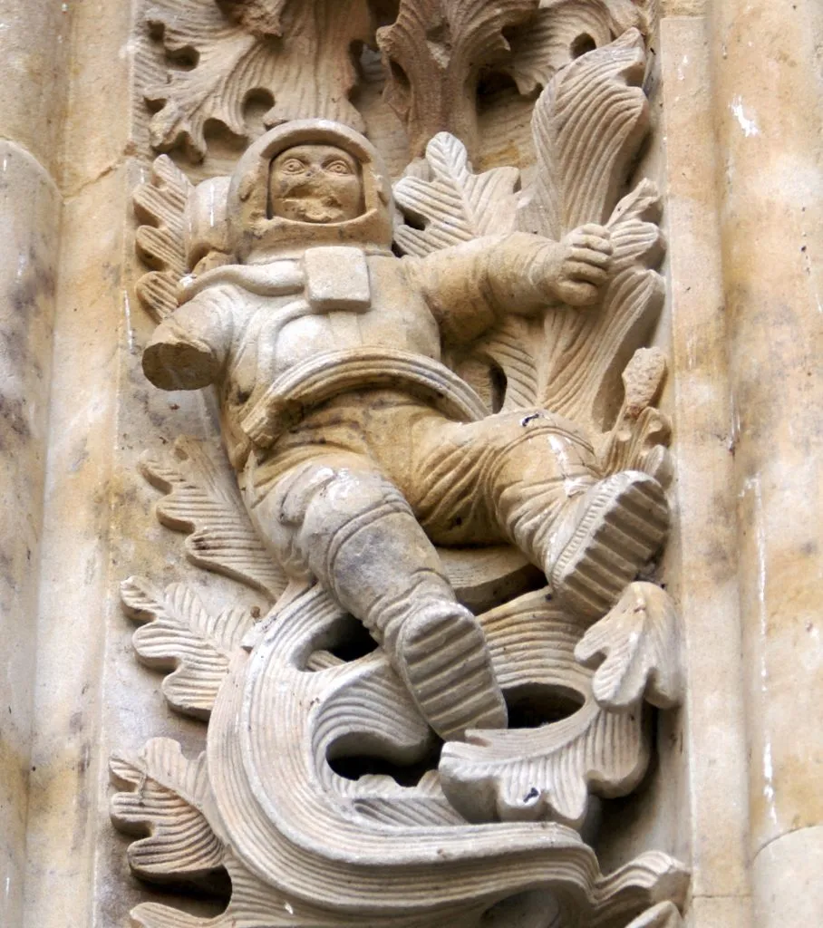 Astronauta de la Puerta de Ramos de la Catedral Nueva de Salamanca mutilado