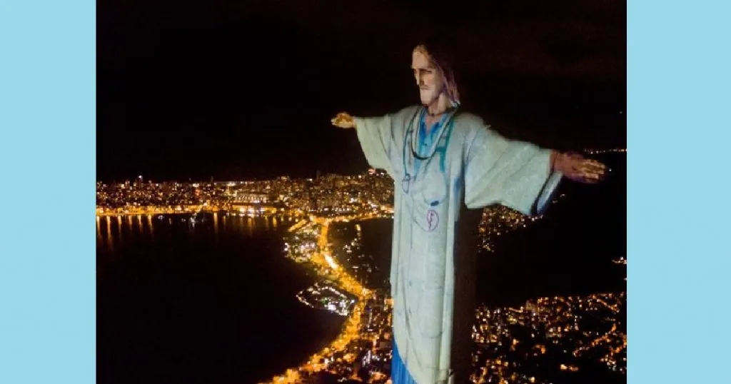 Il Cristo Redentore di Rio con il camice per dire grazie ai medici del mondo