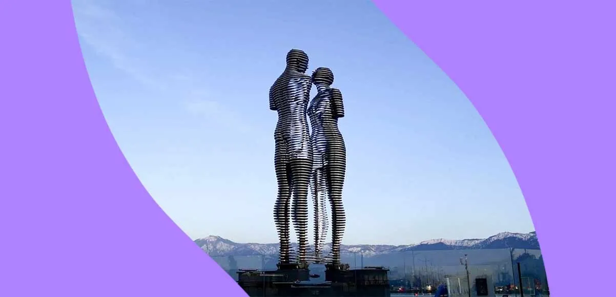 Le gigantesche statue di Ali e Nino, gli amanti sfortunati che si uniscono ogni sera
