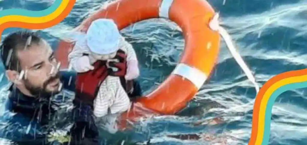 Crisi migranti, la foto simbolo del neonato salvato in mare