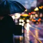 “Ascoltavo la pioggia” di Alda Merini, la dolce malinconia dell’autunno