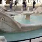 Attivisti versano liquido nero nella fontana della Barcaccia