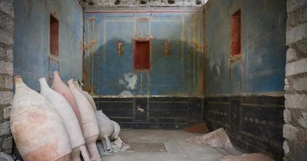 Pompei, dagli scavi emerge un sacrario con pareti blu