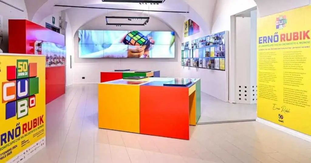 50 anni di Cubo, la mostra dedicata a Ernő Rubik e all'iconico rompicapo