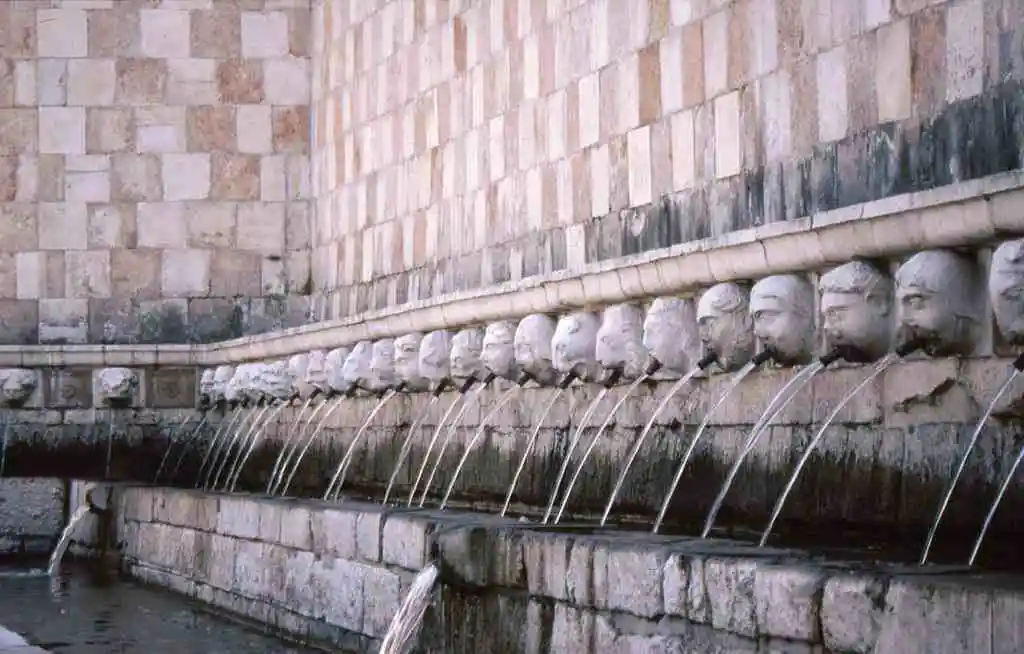 Fontana delle 99 cannelle