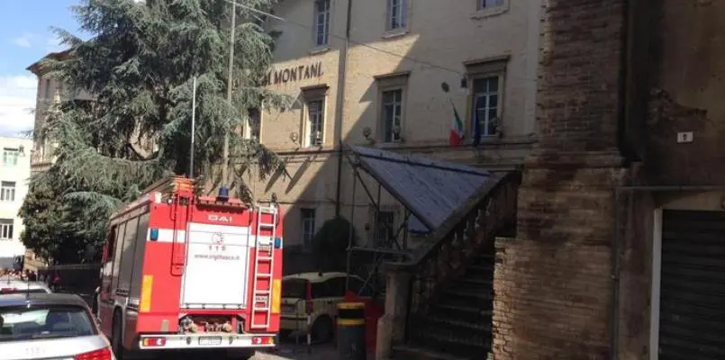 Crolla un tetto in un'aula a Fermo, nessun ferito