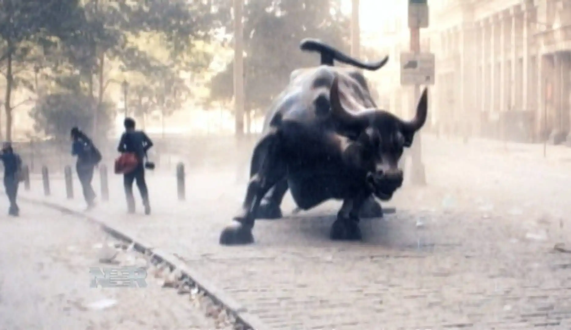 Il Charging Bull incolume dopo l’attentato dell’11 settembre - Una settimana dopo con due bandiere sulle corna,un’altra immagine simbolo di ripresa che fa il giro del mondo. NY, settembre 2001.