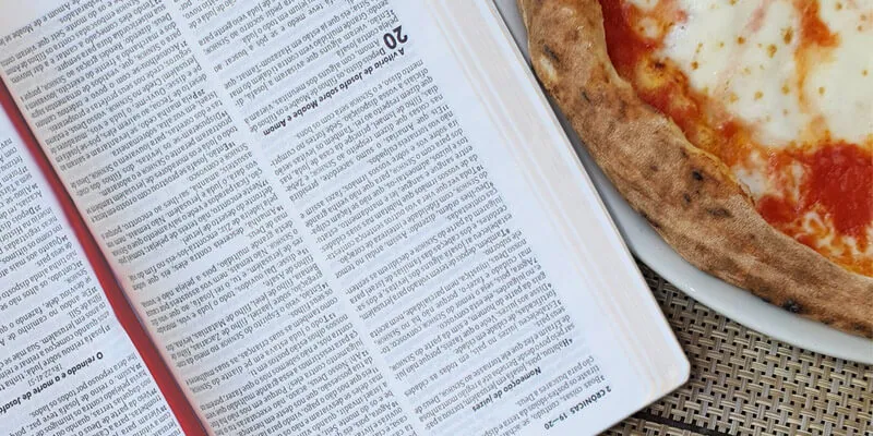 Spazio ai libri e alla lettura in una pizzeria toscana