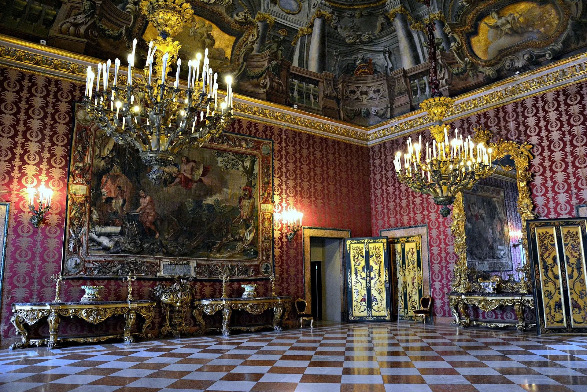 Sala II Palazzo Reale di Napoli 001