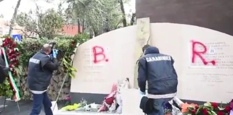 Aldo Moro, imbrattato il monumento in memoria della scorta