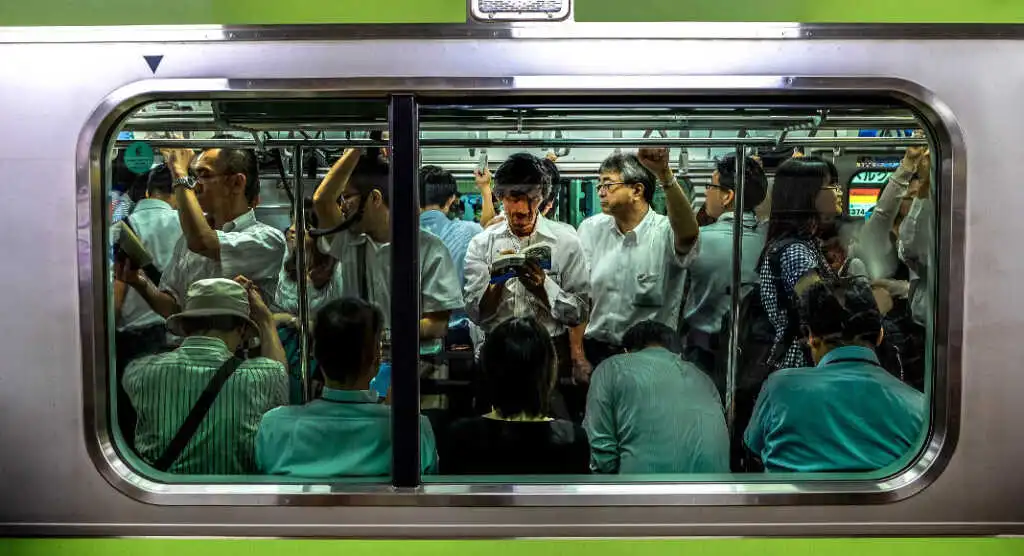 Leggere in treno, i 5 vantaggi di essere pendolari