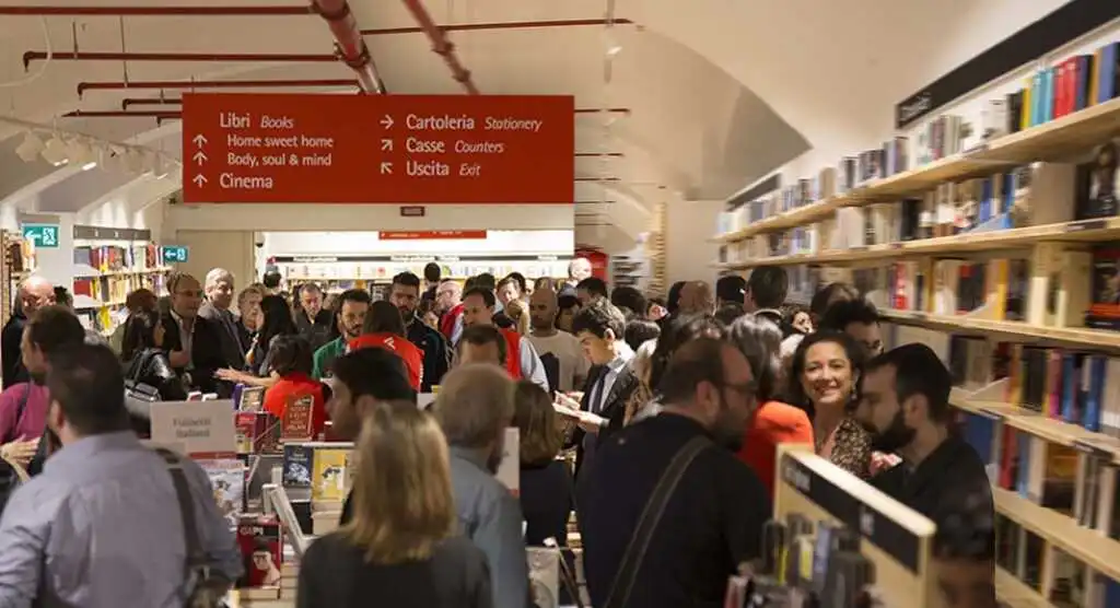 Compie vent'anni la Feltrinelli di Piazza Duomo a Milano