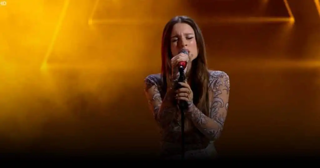 Angelina Mango emoziona cantando "La rondine" del padre con dolore e gratitudine
